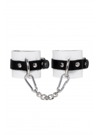Бело-черные кожаные наручники с одним ремешком с люверсами - Pecado - купить с доставкой в Миассе